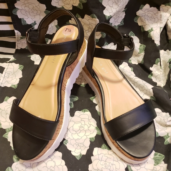 Madden Girl Black Platform Sandals EUC - Picture 2 of 7